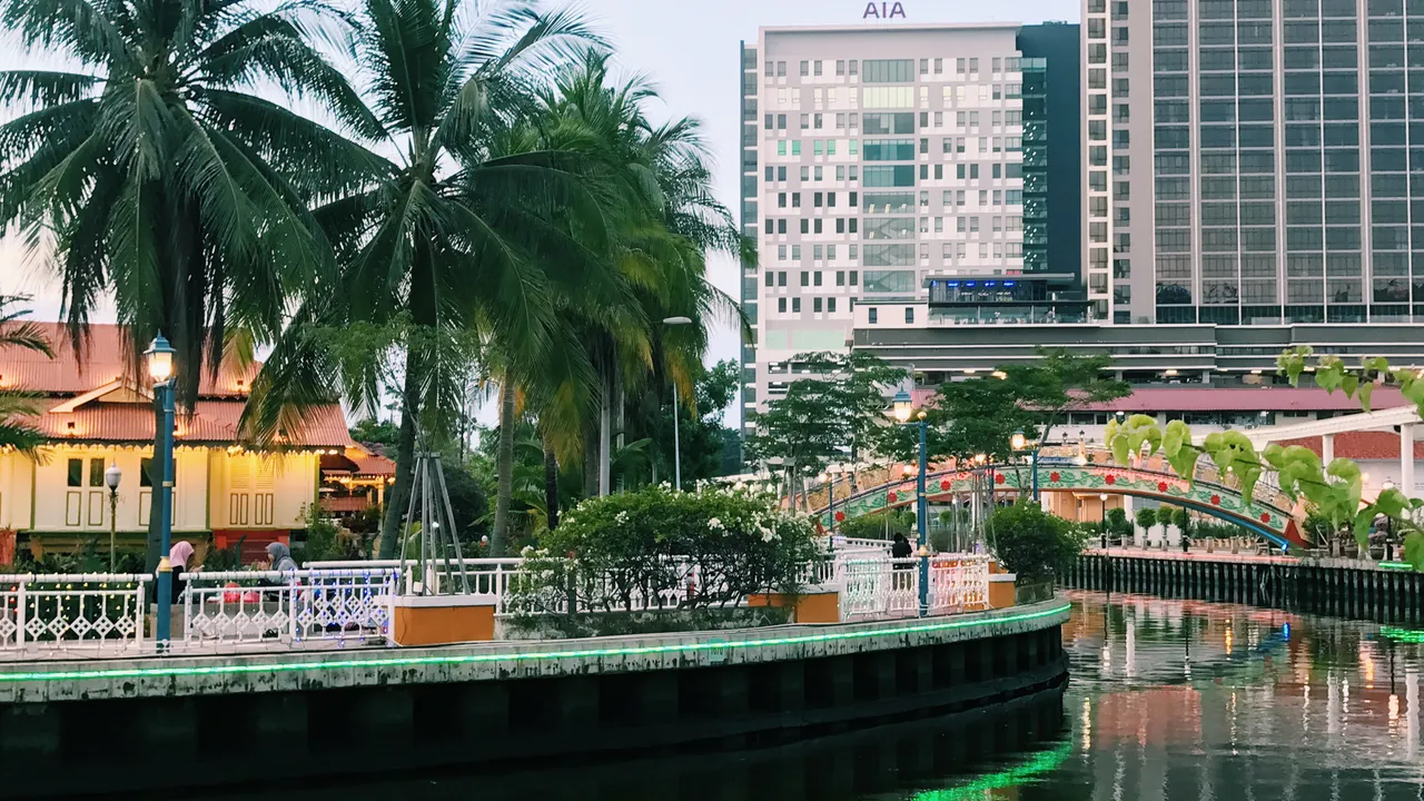 Suasana petang di tepi Sungai Melaka di Kampung Morten, dengan deretan rumah Melayu tradisional di tebing sungai