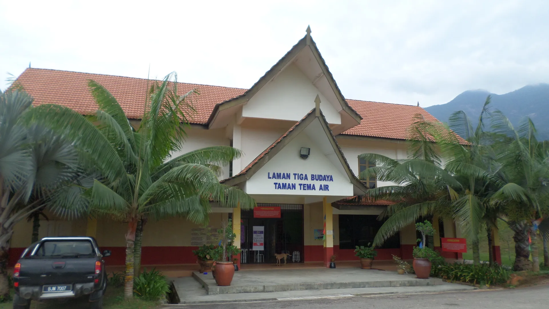 Papan tanda pintu masuk Taman Tema Air Laman Tiga Budaya di Asahan