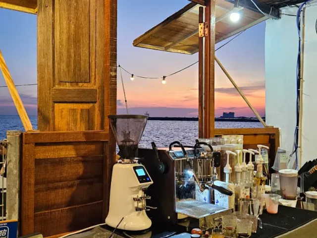 Chasing Sunset Cafe