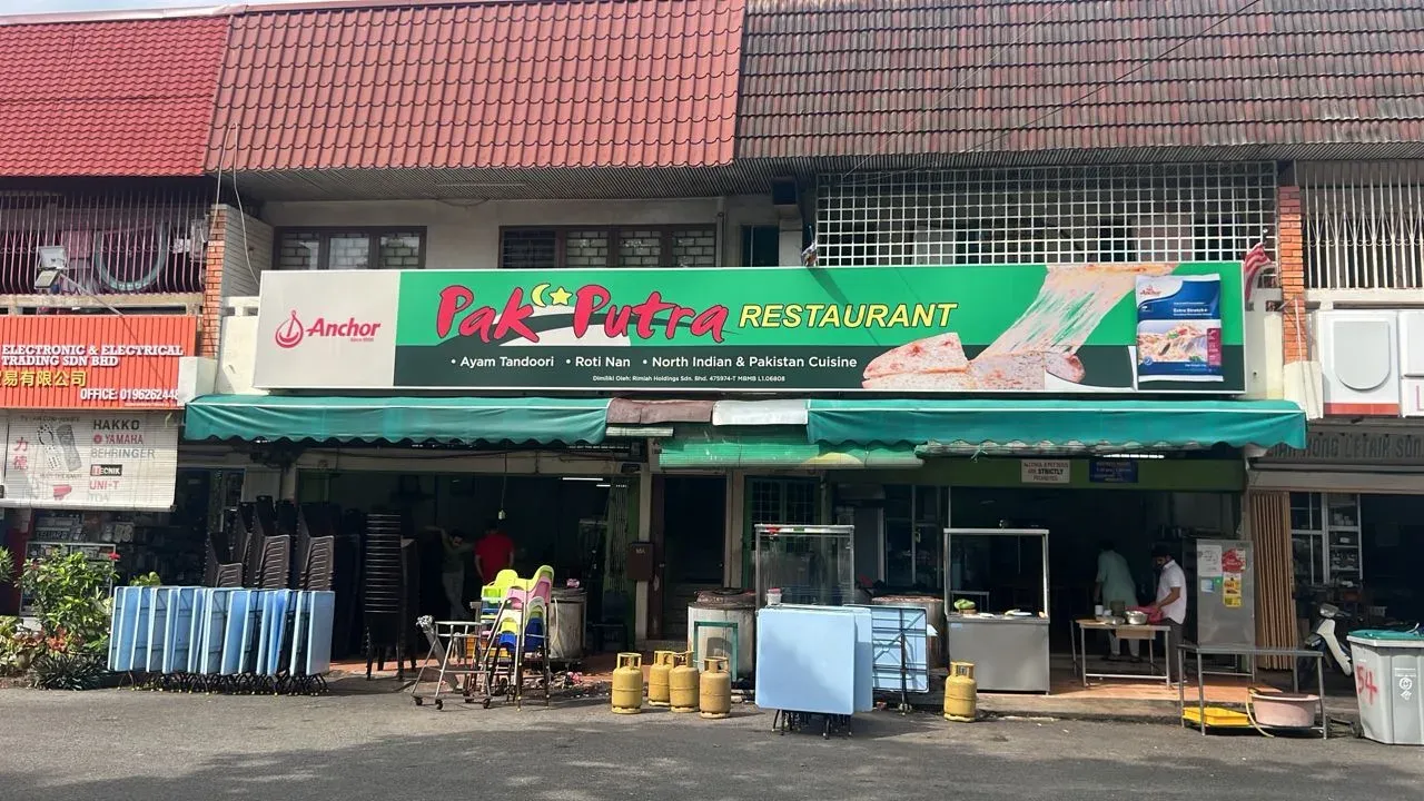 Pak Putra Restaurant storefront in Kota Laksamana, Melaka