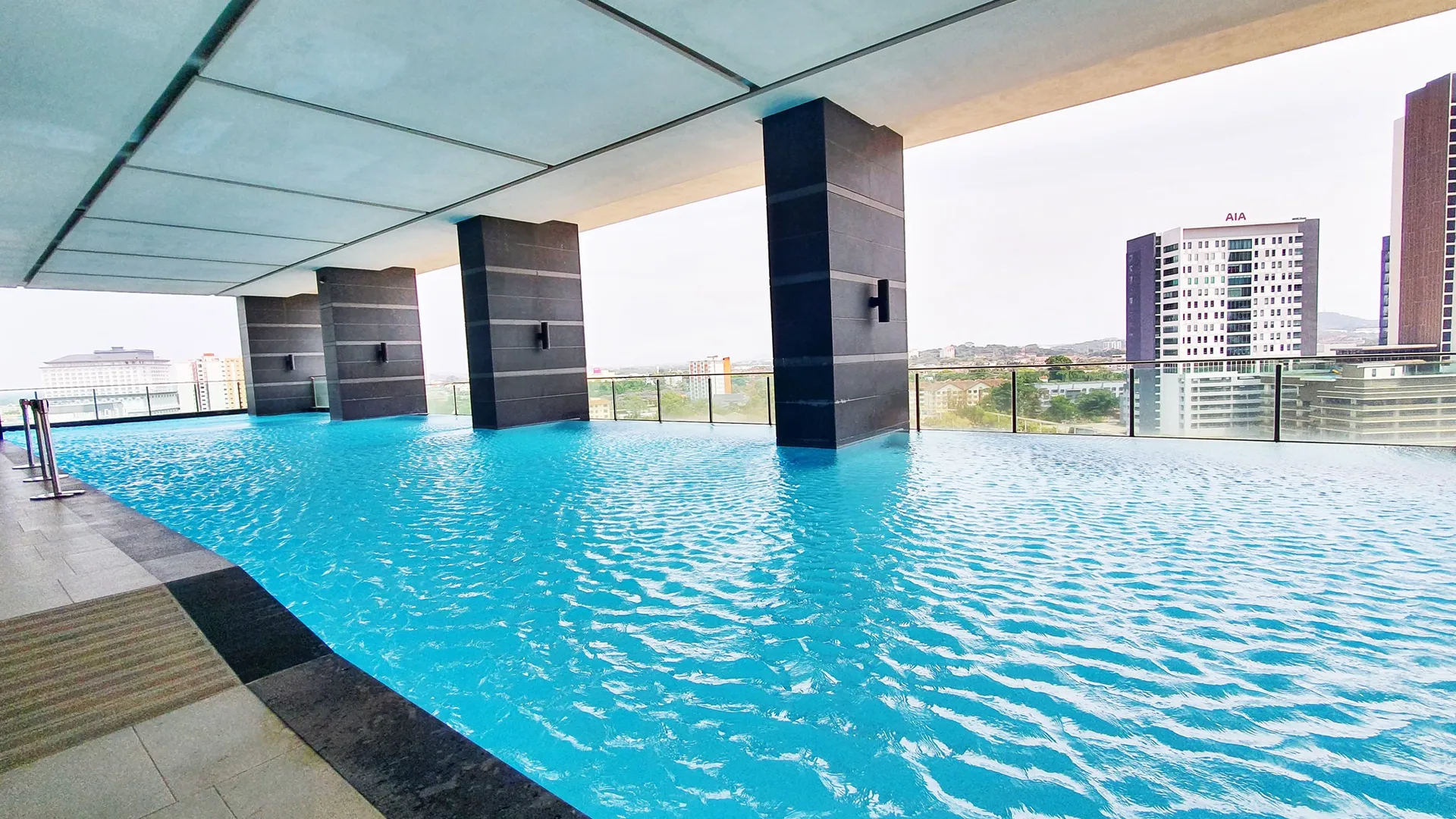 Kolam renang atas bumbung dan pemandangan bandar di The Shore Hotel & Residences Melaka