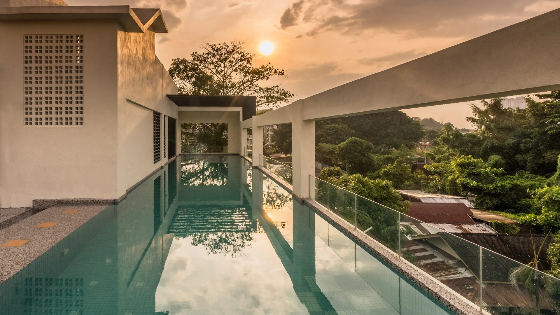 Kolam renang infinity rooftop ketika matahari terbenam di Treasures Hotel & Suites Melaka